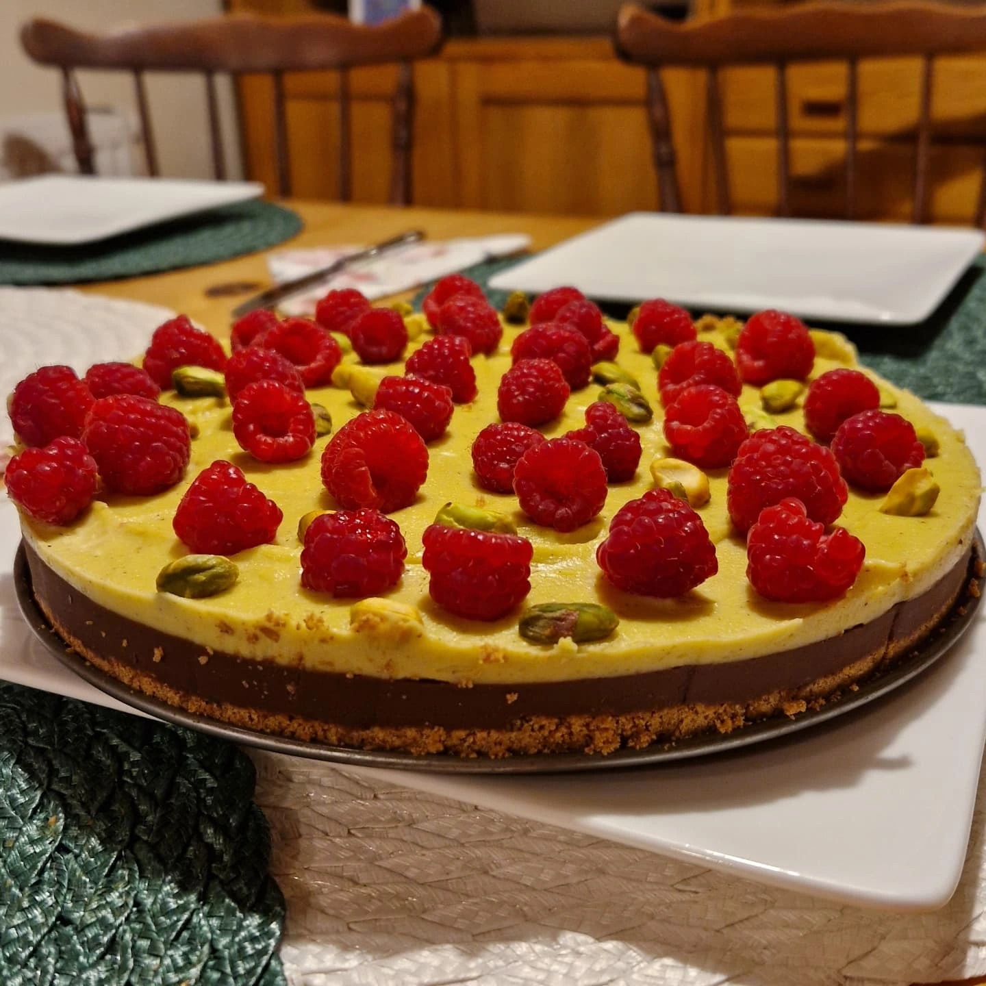 Ciasto czekoladowe z kremem pistacjowym, malinami i pistacjami